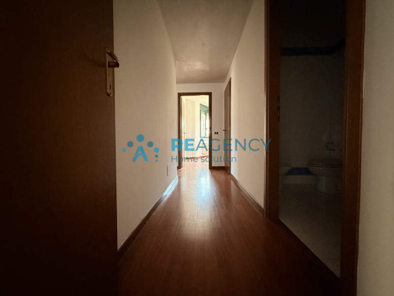 Proponiamo in vendita un esclusivo appartamento tricamere di ben 138 mq situato nella piazza cent...