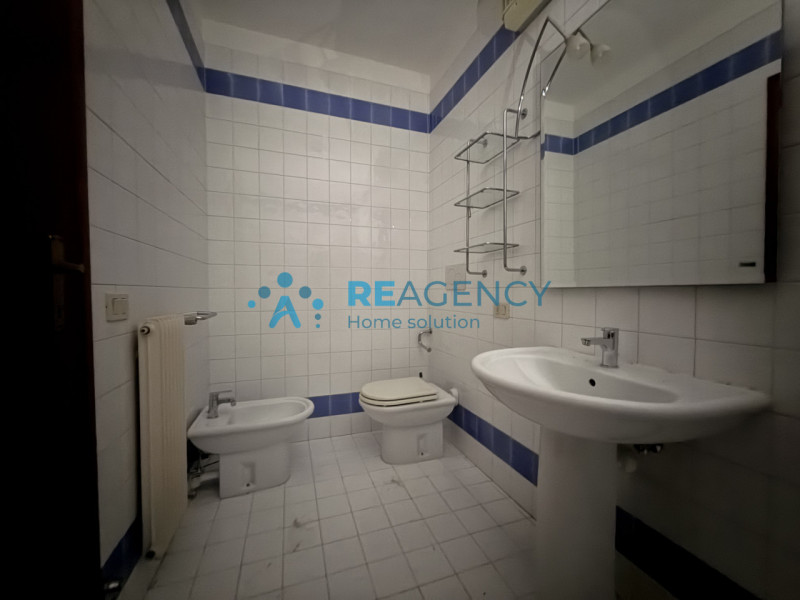 Proponiamo in vendita un esclusivo appartamento tricamere di ben 138 mq situato nella piazza cent...