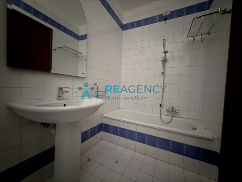 Proponiamo in vendita un esclusivo appartamento tricamere di ben 138 mq situato nella piazza cent...