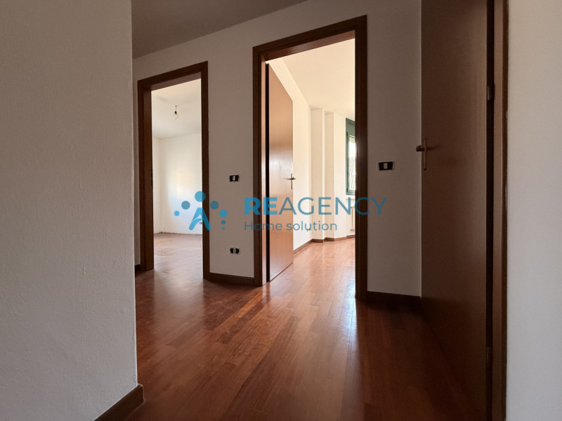 Proponiamo in vendita un esclusivo appartamento tricamere di ben 138 mq situato nella piazza cent...