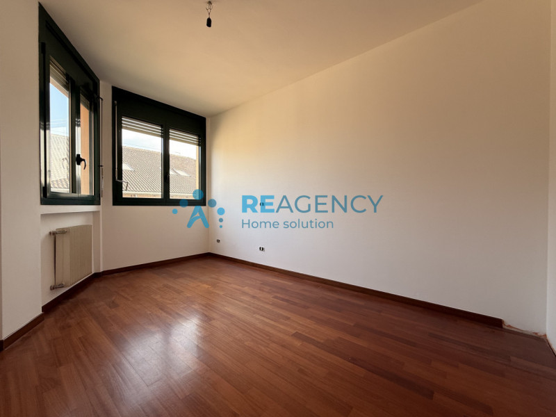 Proponiamo in vendita un esclusivo appartamento tricamere di ben 138 mq situato nella piazza cent...