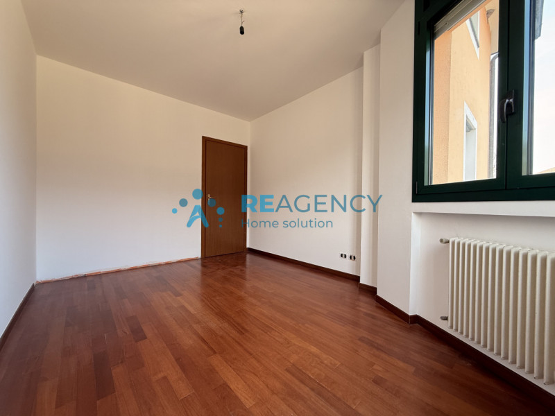 Proponiamo in vendita un esclusivo appartamento tricamere di ben 138 mq situato nella piazza cent...