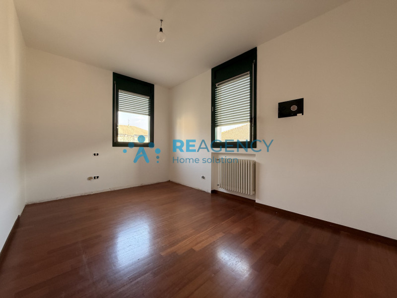 Proponiamo in vendita un esclusivo appartamento tricamere di ben 138 mq situato nella piazza cent...