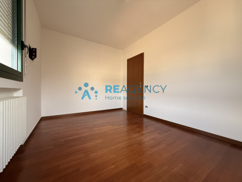 Proponiamo in vendita un esclusivo appartamento tricamere di ben 138 mq situato nella piazza cent...