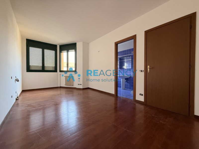 Proponiamo in vendita un esclusivo appartamento tricamere di ben 138 mq situato nella piazza cent...