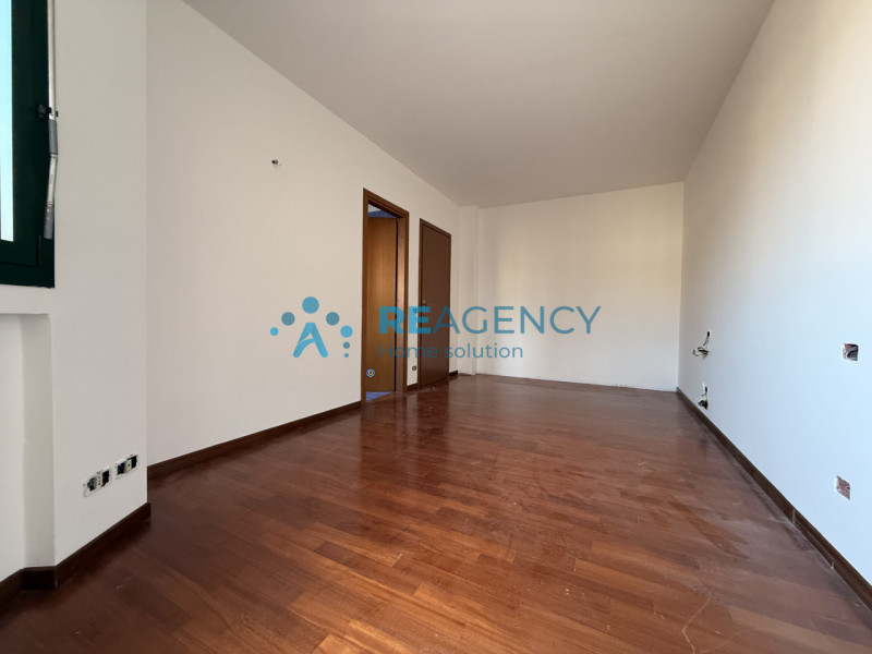 Proponiamo in vendita un esclusivo appartamento tricamere di ben 138 mq situato nella piazza cent...