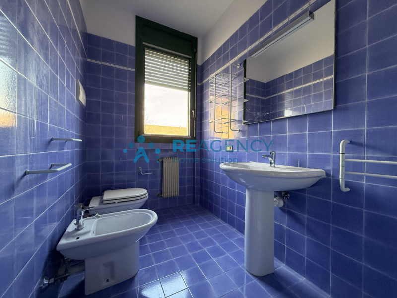 Proponiamo in vendita un esclusivo appartamento tricamere di ben 138 mq situato nella piazza cent...