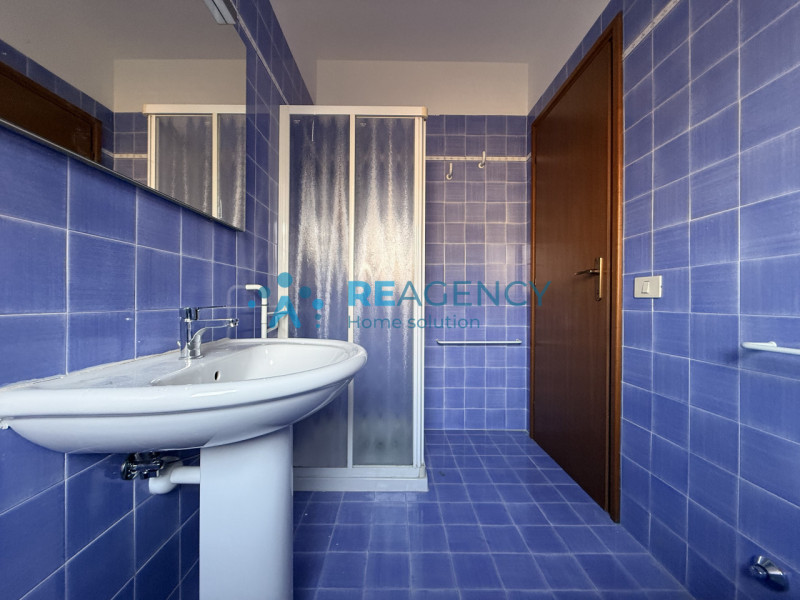 Proponiamo in vendita un esclusivo appartamento tricamere di ben 138 mq situato nella piazza cent...