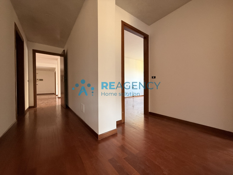 Proponiamo in vendita un esclusivo appartamento tricamere di ben 138 mq situato nella piazza cent...