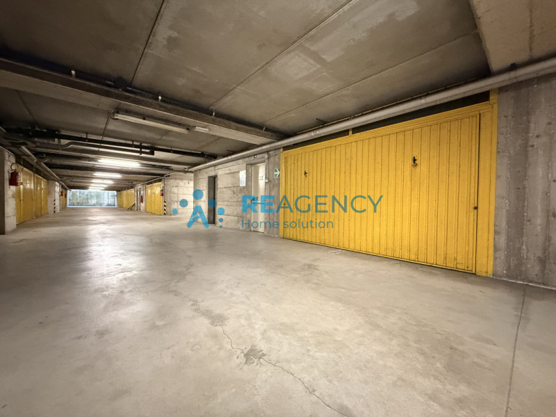 Proponiamo in vendita un esclusivo appartamento tricamere di ben 138 mq situato nella piazza cent...