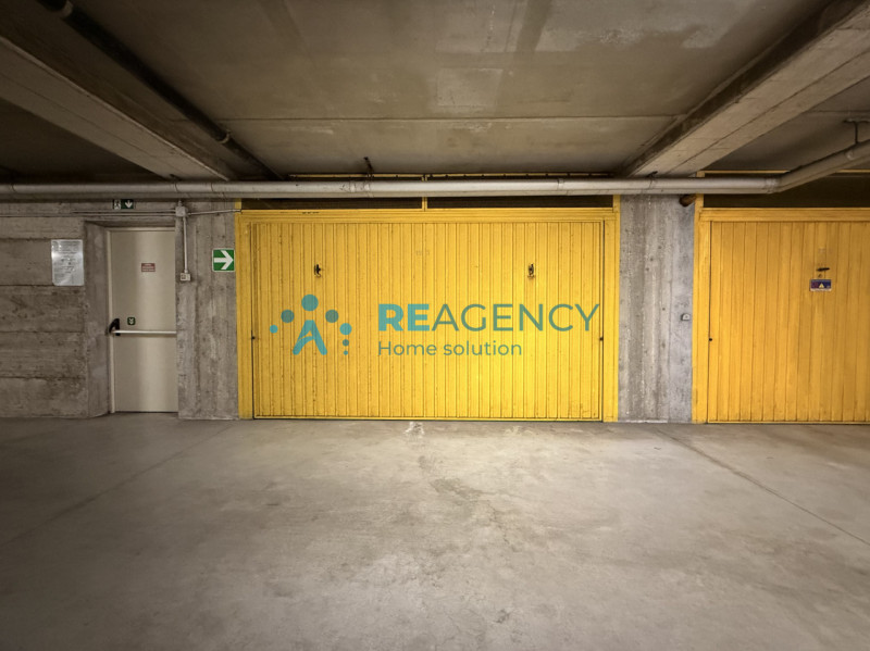 Proponiamo in vendita un esclusivo appartamento tricamere di ben 138 mq situato nella piazza cent...