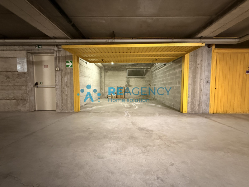 Proponiamo in vendita un esclusivo appartamento tricamere di ben 138 mq situato nella piazza cent...