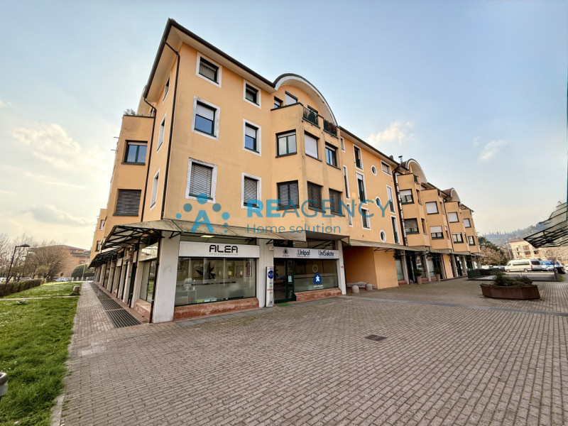 Proponiamo in vendita un esclusivo appartamento tricamere di ben 138 mq situato nella piazza cent...