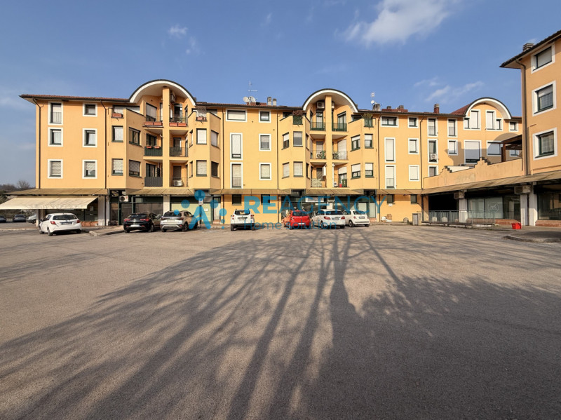 Proponiamo in vendita un esclusivo appartamento tricamere di ben 138 mq situato nella piazza cent...