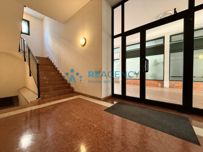 Proponiamo in vendita un esclusivo appartamento tricamere di ben 138 mq situato nella piazza cent...