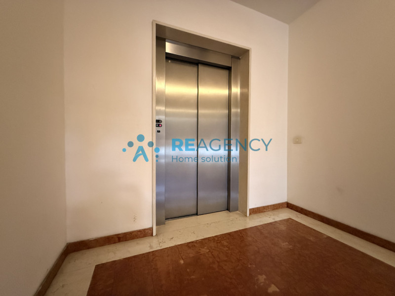 Proponiamo in vendita un esclusivo appartamento tricamere di ben 138 mq situato nella piazza cent...