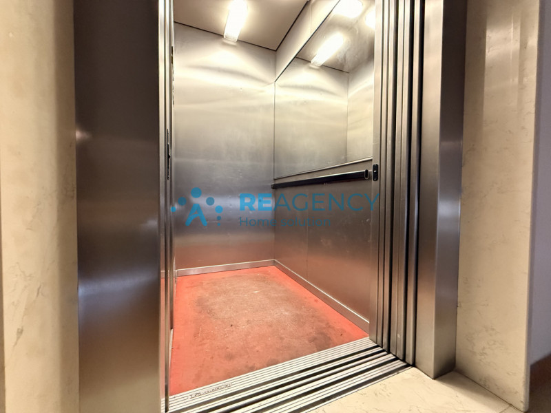 Proponiamo in vendita un esclusivo appartamento tricamere di ben 138 mq situato nella piazza cent...