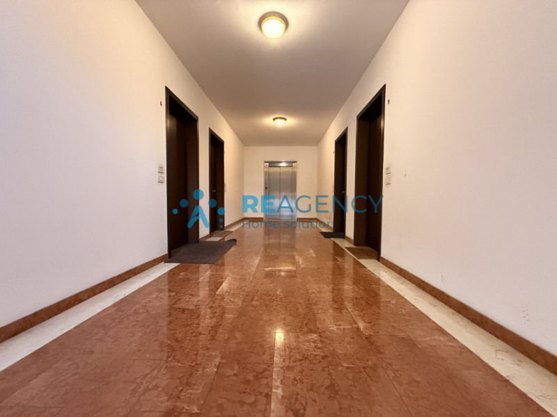 Proponiamo in vendita un esclusivo appartamento tricamere di ben 138 mq situato nella piazza cent...