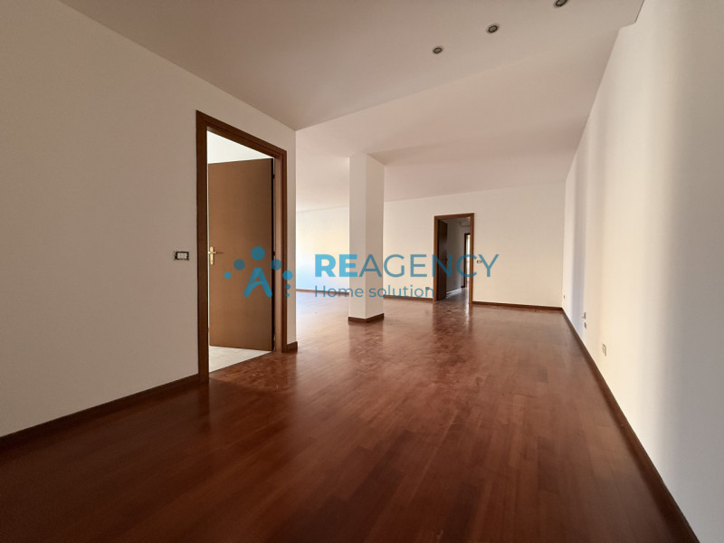 Proponiamo in vendita un esclusivo appartamento tricamere di ben 138 mq situato nella piazza cent...