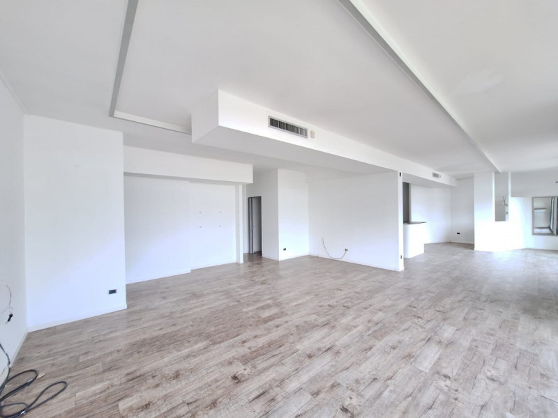 Affittasi negozio di 105 mq, sito al piano terra con ampie vetrate, in ottimo stato d'uso con 3 r...