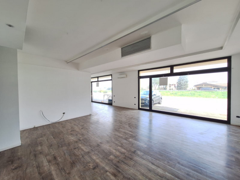 Affittasi negozio di 105 mq, sito al piano terra con ampie vetrate, in ottimo stato d'uso con 3 r...