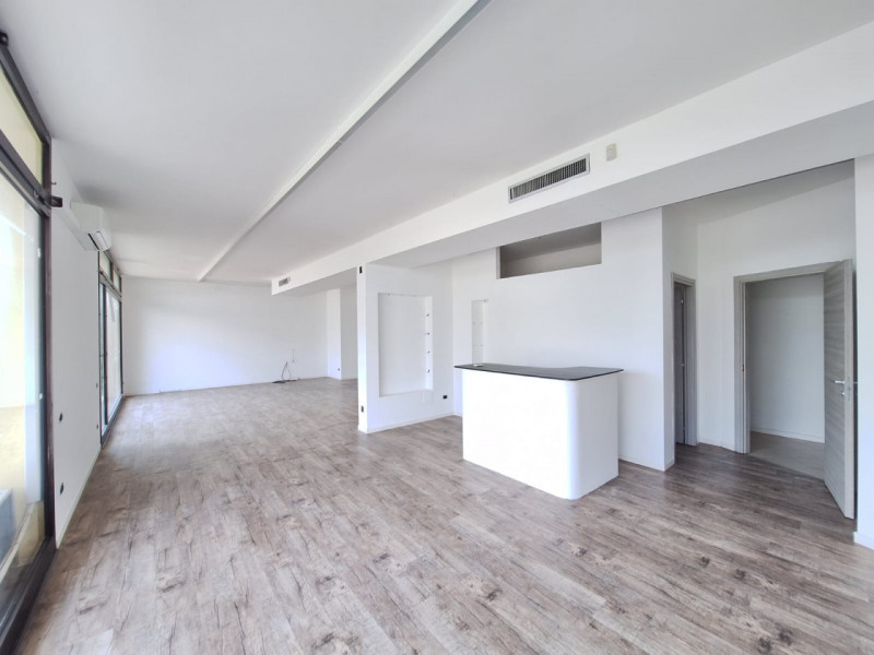 Affittasi negozio di 105 mq, sito al piano terra con ampie vetrate, in ottimo stato d'uso con 3 r...