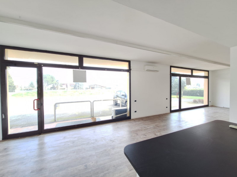 Affittasi negozio di 105 mq, sito al piano terra con ampie vetrate, in ottimo stato d'uso con 3 r...