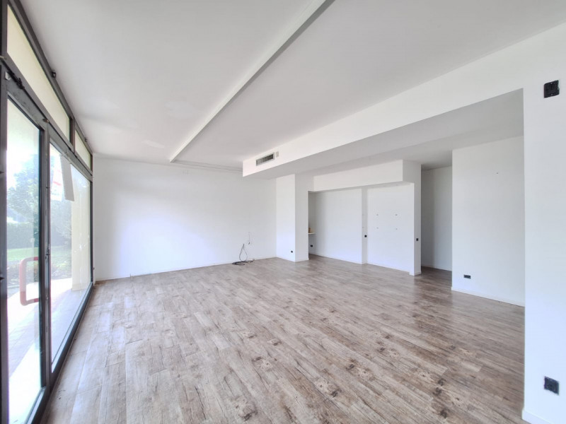 Affittasi negozio di 105 mq, sito al piano terra con ampie vetrate, in ottimo stato d'uso con 3 r...