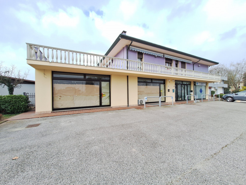 Affittasi negozio di 105 mq, sito al piano terra con ampie vetrate, in ottimo stato d'uso con 3 r...