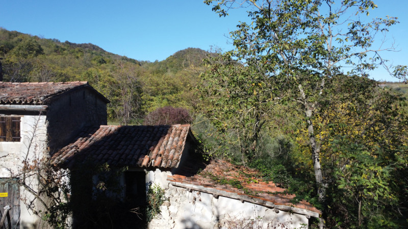 Nel suggestivo contesto dei Colli Euganei, nella zona collinare di Torreglia, proponiamo in vendi...