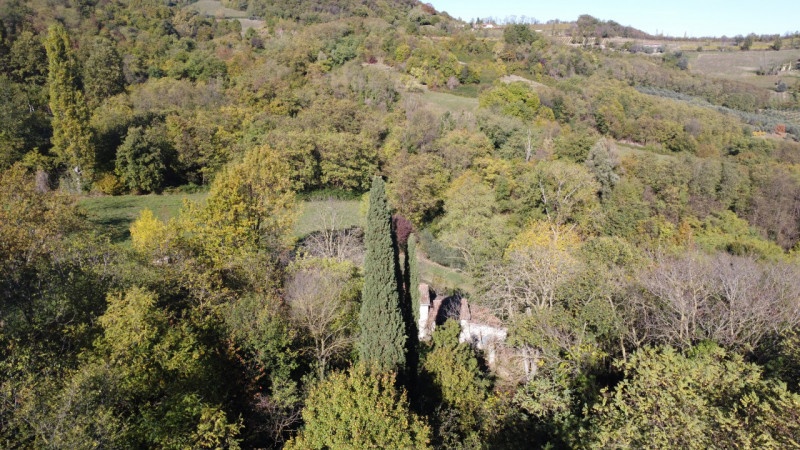 Nel suggestivo contesto dei Colli Euganei, nella zona collinare di Torreglia, proponiamo in vendi...