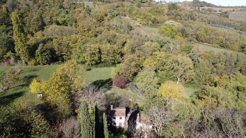 Nel suggestivo contesto dei Colli Euganei, nella zona collinare di Torreglia, proponiamo in vendi...
