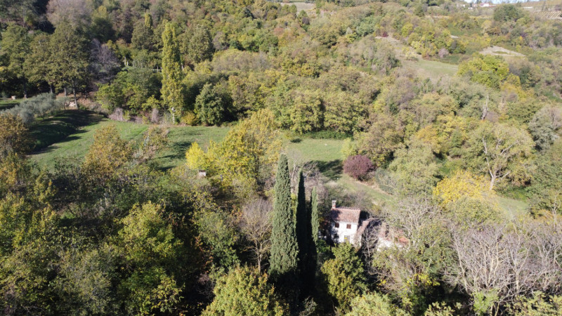 Nel suggestivo contesto dei Colli Euganei, nella zona collinare di Torreglia, proponiamo in vendi...