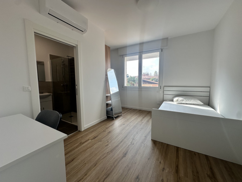 Camera con bagno, per una persona, arredi nuovi. Ideale per lavoratrici o studentesse. Pianta all...