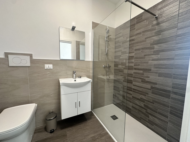 Camera con bagno, per una persona, arredi nuovi. Ideale per lavoratrici o studentesse. Pianta all...