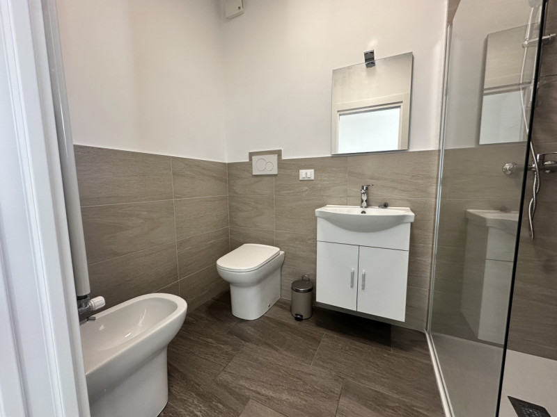 Camera con bagno, per una persona, arredi nuovi. Ideale per lavoratrici o studentesse. Pianta all...