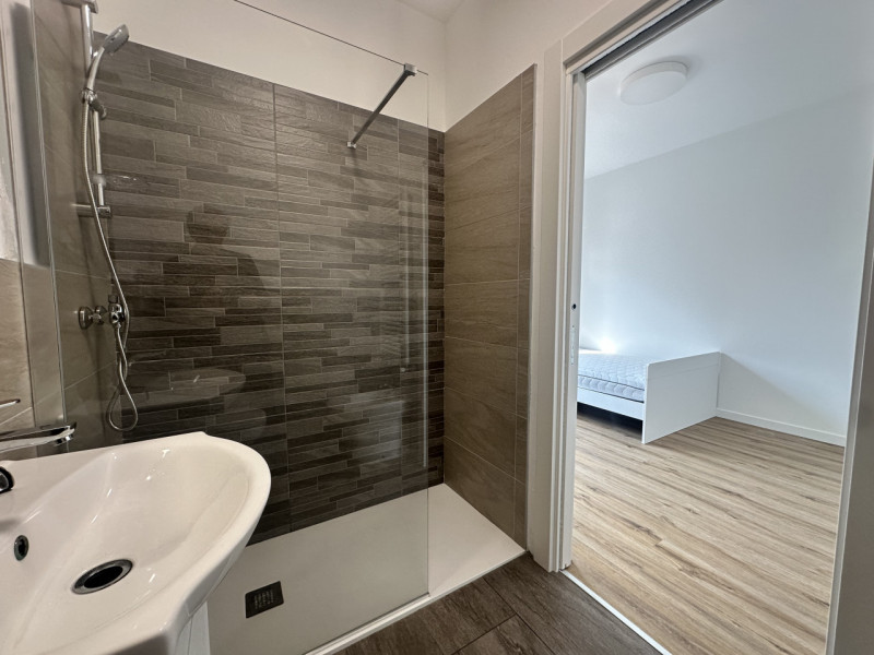 Camera con bagno, per una persona, arredi nuovi. Ideale per lavoratrici o studentesse. Pianta all...