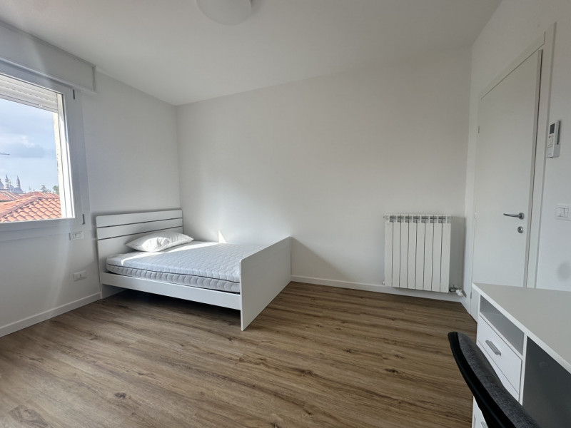 Camera con bagno, per una persona, arredi nuovi. Ideale per lavoratrici o studentesse. Pianta all...