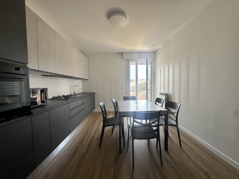 Camera con bagno, per una persona, arredi nuovi. Ideale per lavoratrici o studentesse. Pianta all...