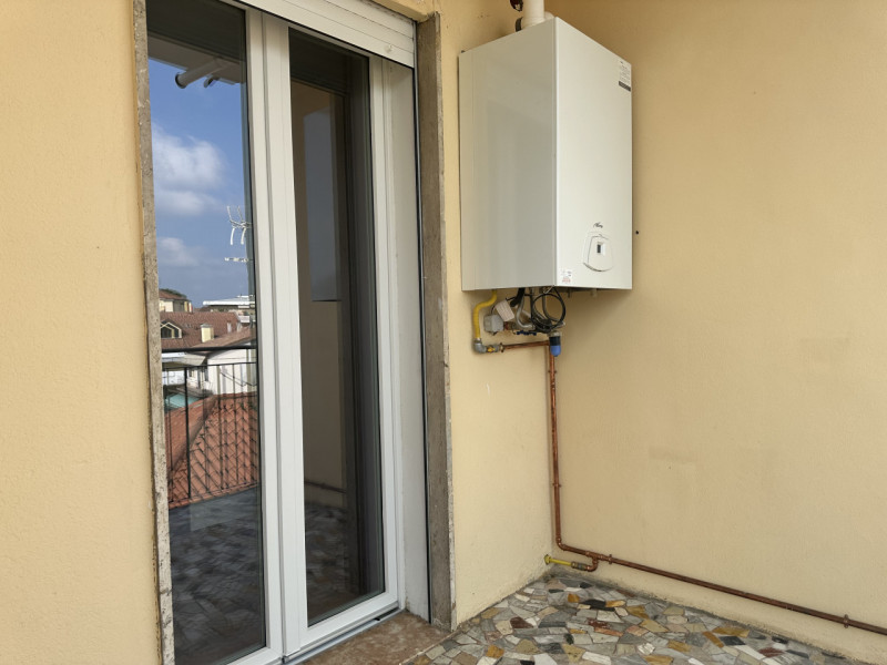 Camera con bagno, per una persona, arredi nuovi. Ideale per lavoratrici o studentesse. Pianta all...