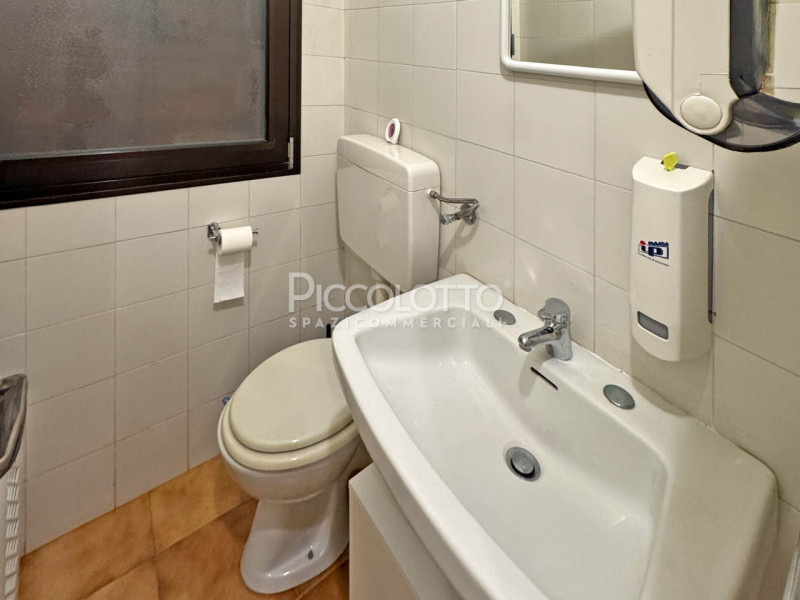 Rif. A5453 - Casella d'Asolo, in posizione centrale strategica vicino ad altre attività e servizi...