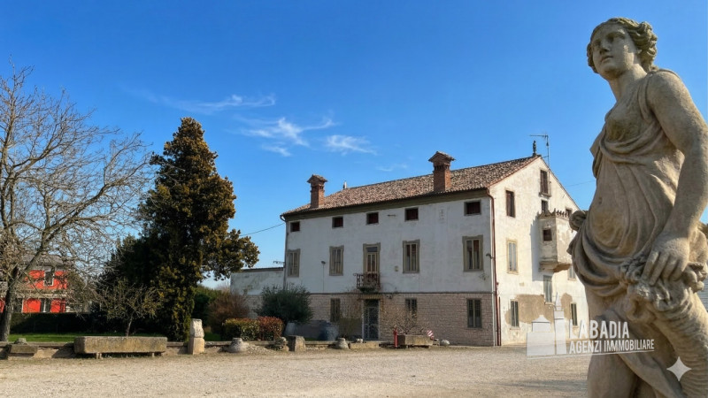Scopri questa straordinaria villa d'epoca situata nel centro di Masi, a pochi passi dall'argine d...