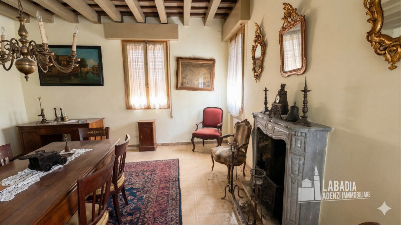 Scopri questa straordinaria villa d'epoca situata nel centro di Masi, a pochi passi dall'argine d...