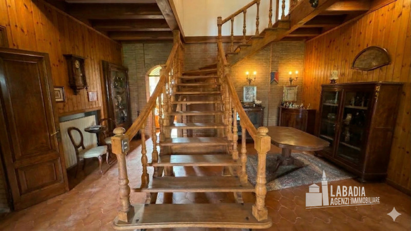 Scopri questa straordinaria villa d'epoca situata nel centro di Masi, a pochi passi dall'argine d...