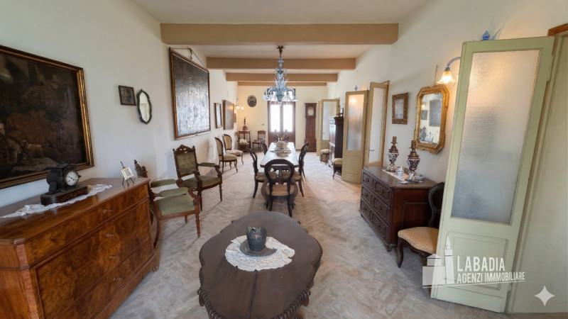 Scopri questa straordinaria villa d'epoca situata nel centro di Masi, a pochi passi dall'argine d...