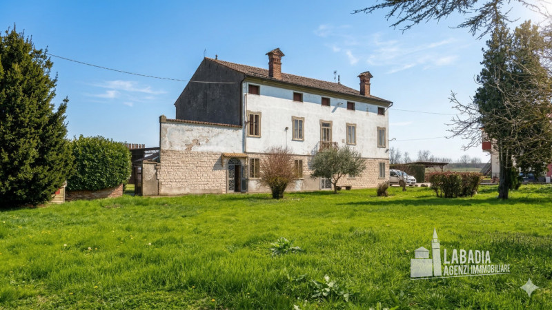 Scopri questa straordinaria villa d'epoca situata nel centro di Masi, a pochi passi dall'argine d...