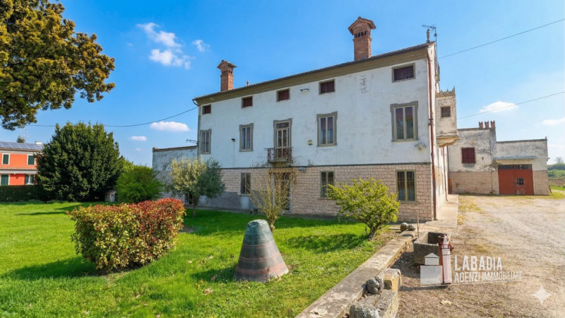 Scopri questa straordinaria villa d'epoca situata nel centro di Masi, a pochi passi dall'argine d...