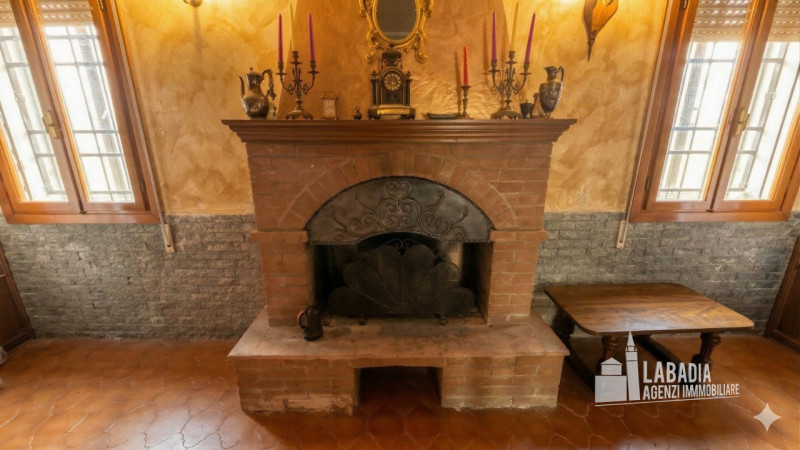 Scopri questa straordinaria villa d'epoca situata nel centro di Masi, a pochi passi dall'argine d...