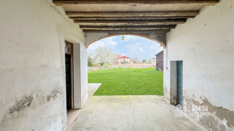Scopri questa straordinaria villa d'epoca situata nel centro di Masi, a pochi passi dall'argine d...