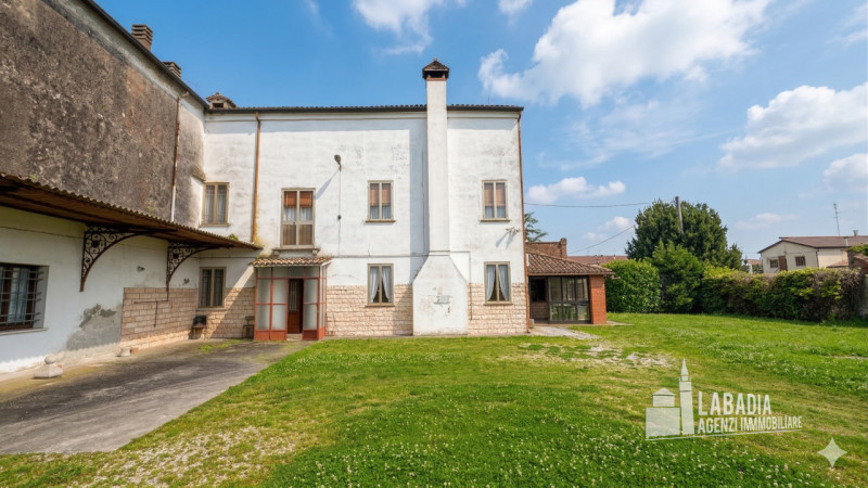 Scopri questa straordinaria villa d'epoca situata nel centro di Masi, a pochi passi dall'argine d...